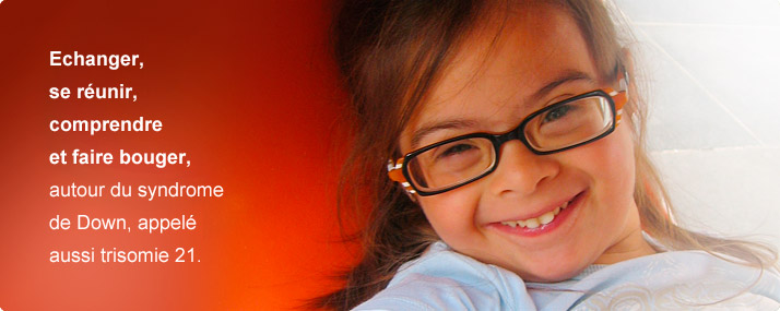 fille avec des lunettes qui sourit