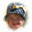 Une fillette en gros plan avec un chapeau souriante