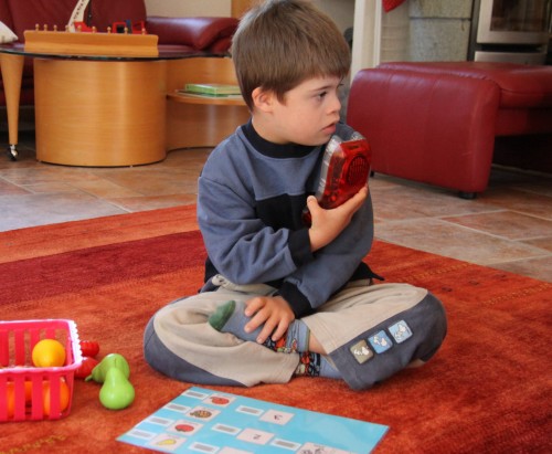 Jeune garçon utilisant un B.A.bar avec des pictogrammes