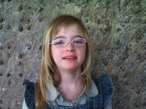 Jeune fille avec de jolies lunettes