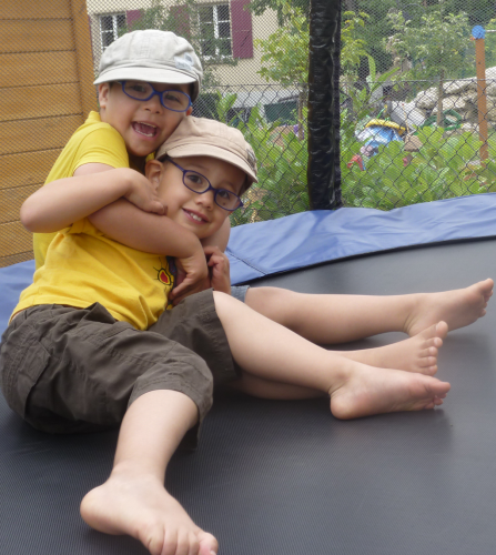 2 jeunes frères, Jules et Eliot sur un trampoline